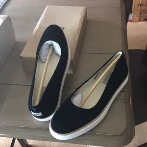 Ugg Kammi slip on new says size 8.5 but Fits 9